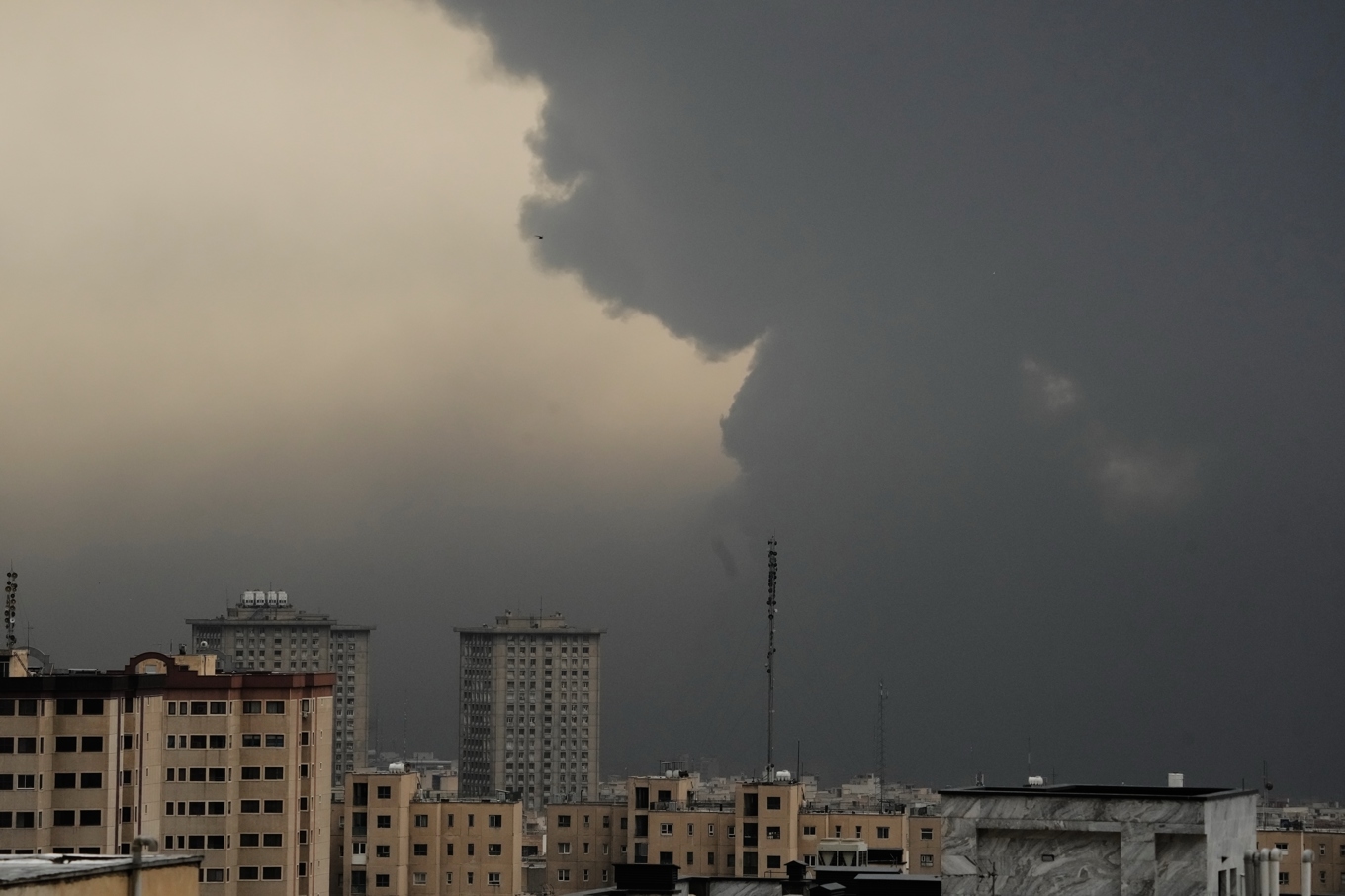 Tjock rök bolmar upp från de oljeanläggningar som attackerades under natten mot söndagen. Foto: Vahid Salemi/AP/TT