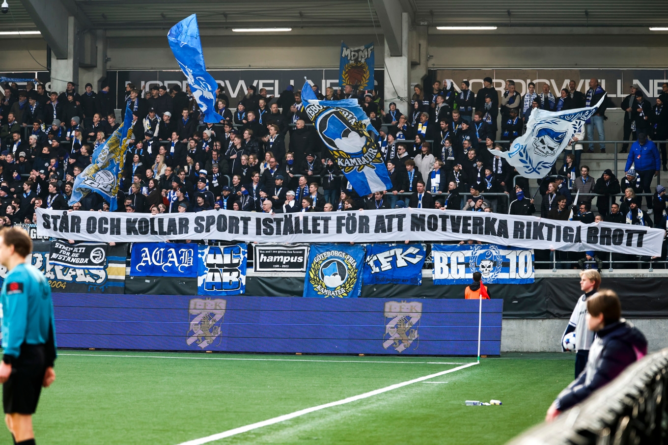 IFK Göteborgs supportrar protesterar mot polisens närvaro på läktaren under svenska cupen-matchen mot Degerfors. Foto: Adam Ihse/TT
