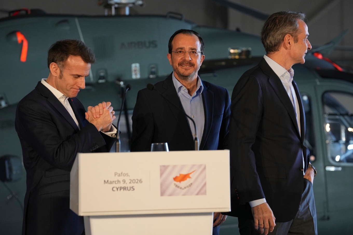 Frankrikes president Emmanuel Macron tillsammans med Cyperns president Nikos Christodoulides och Greklands premiärminister Kyriakos Mitsotakis på måndagen. Foto: Petros Karadjias/AP/TT