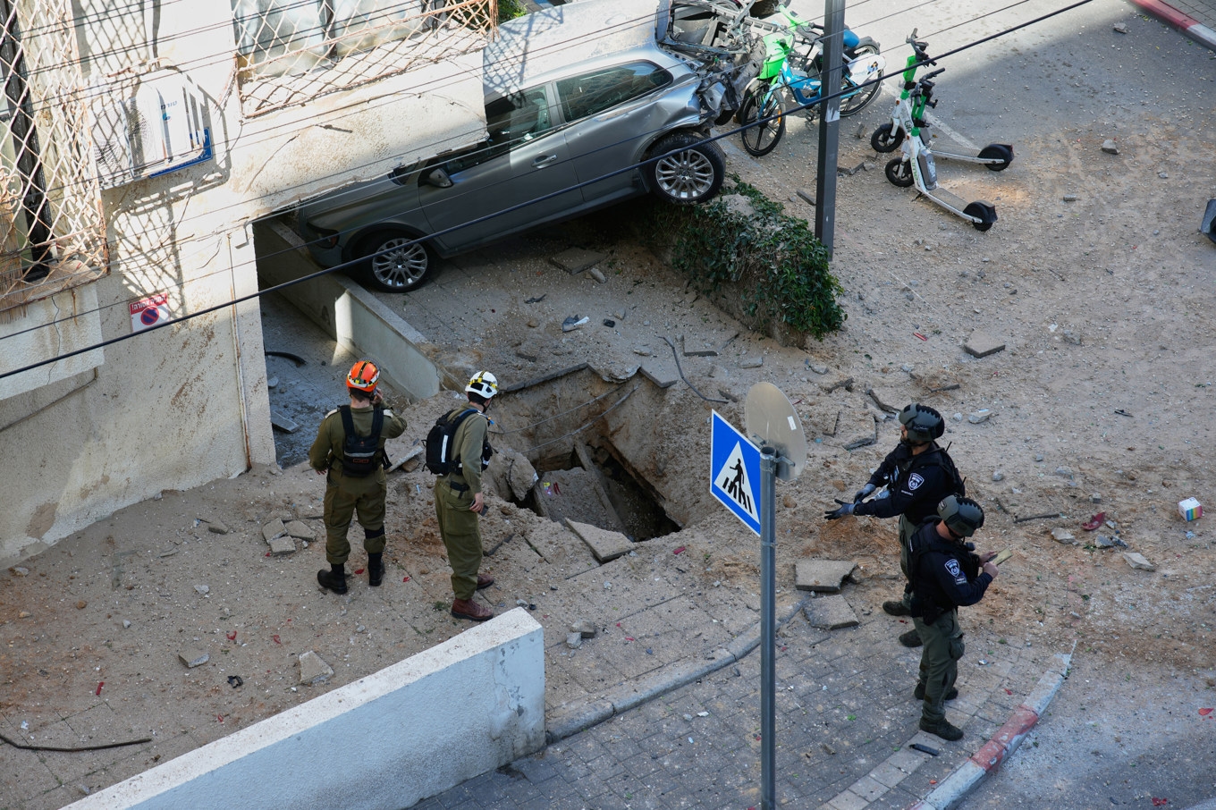 Skador i Tel Aviv efter ett luftanfall. Foto: Ohad Zwigenberg/AP/TT