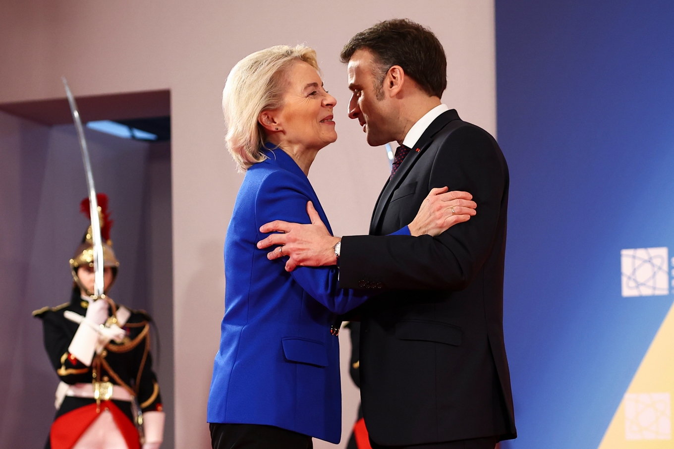 EU-kommissionens ordförande Ursula von der Leyen kramar om Frankrikes president Emmanuel Macron vid tisdagens stormöte om kärnkraft i Paris. Foto: Abdul Saboor/AP/TT