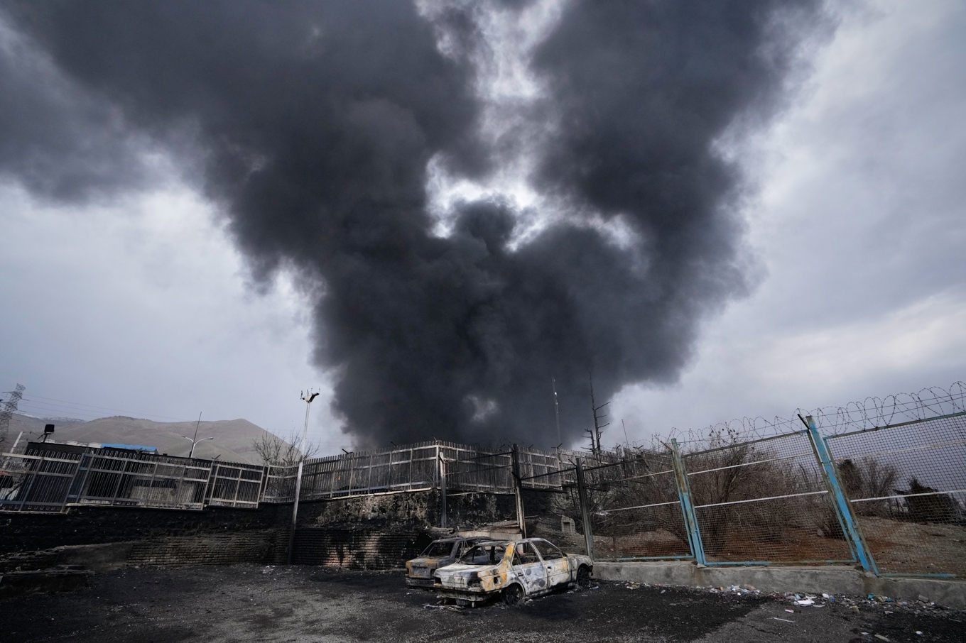 Rök stiger efter en amerikansk och israelisk attack mot Teheran i Iran. Bild från i helgen. Foto: Vahid Salemi/AP/TT