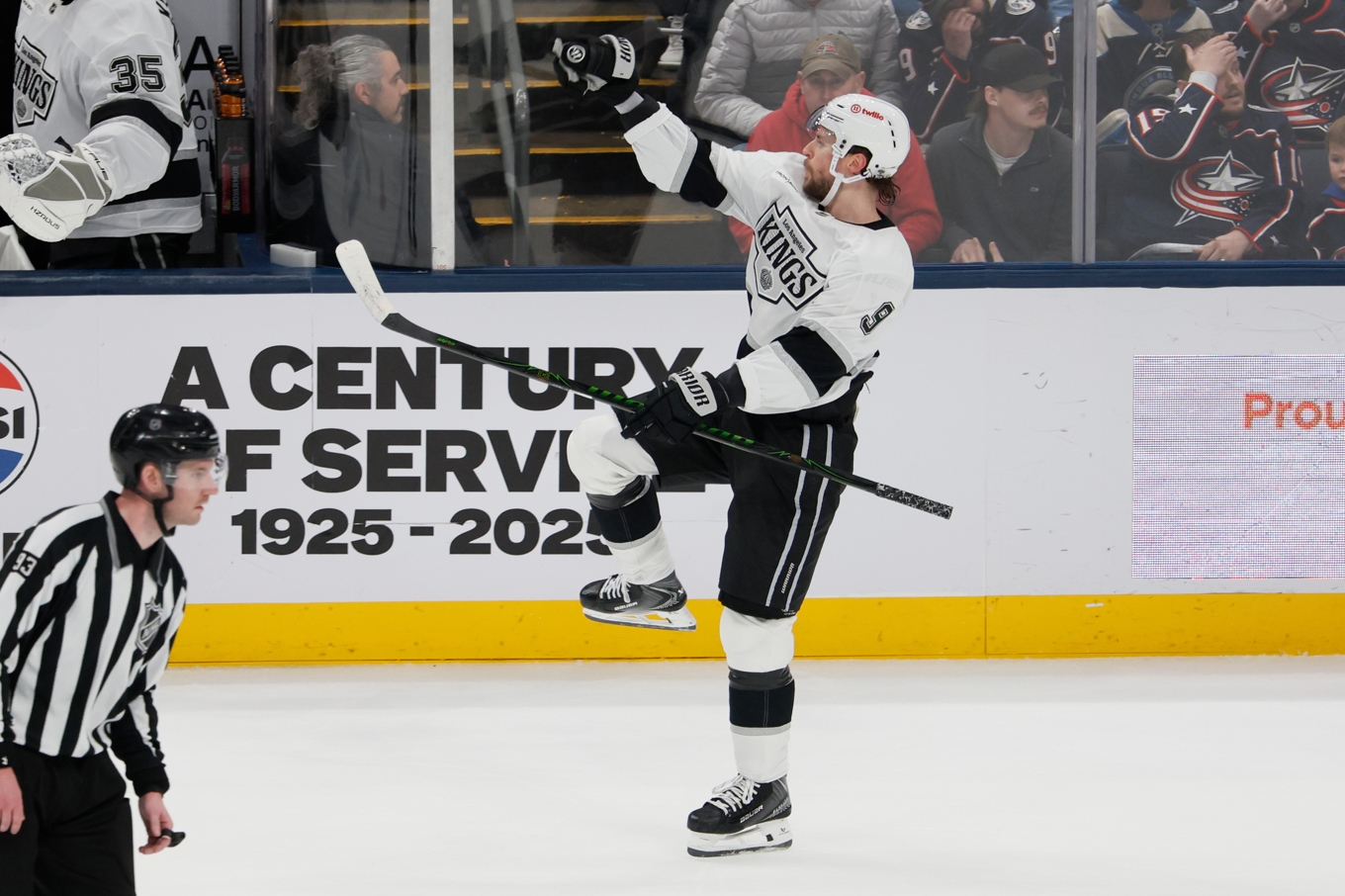 Adrian Kempe jublar efter att ha avgjort för Los Angeles borta mot Columbus i förlängning. Foto: Jay LaPrete/AP/TT