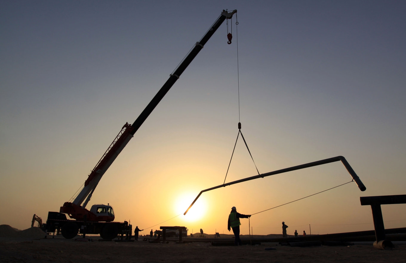 Oljepriset har stigit rejält till följd av kriget mot Iran. På natten mot tisdagen sjönk det tillbaka något. Foto: Hasan Jamali/AP/TT