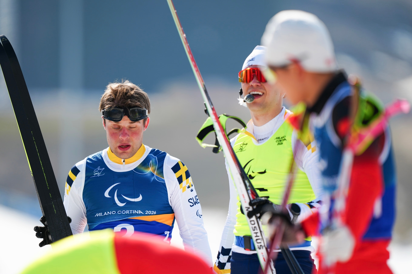 Sveriges Zebastian Modin tog brons i den klassiska sprinten i Paralympics 2026. I bakgrunden syns hans ledsagare Emil Talsi. Foto: Oscar Olsson/Parasport Sverige/TT
