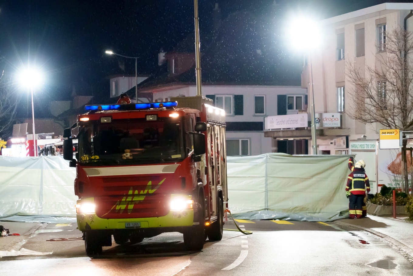 Brandmän och polis på plats i schweiziska Kerzers efter en bussbrand där minst sex personer omkom. Foto: Laurent Merlet/AP/TT