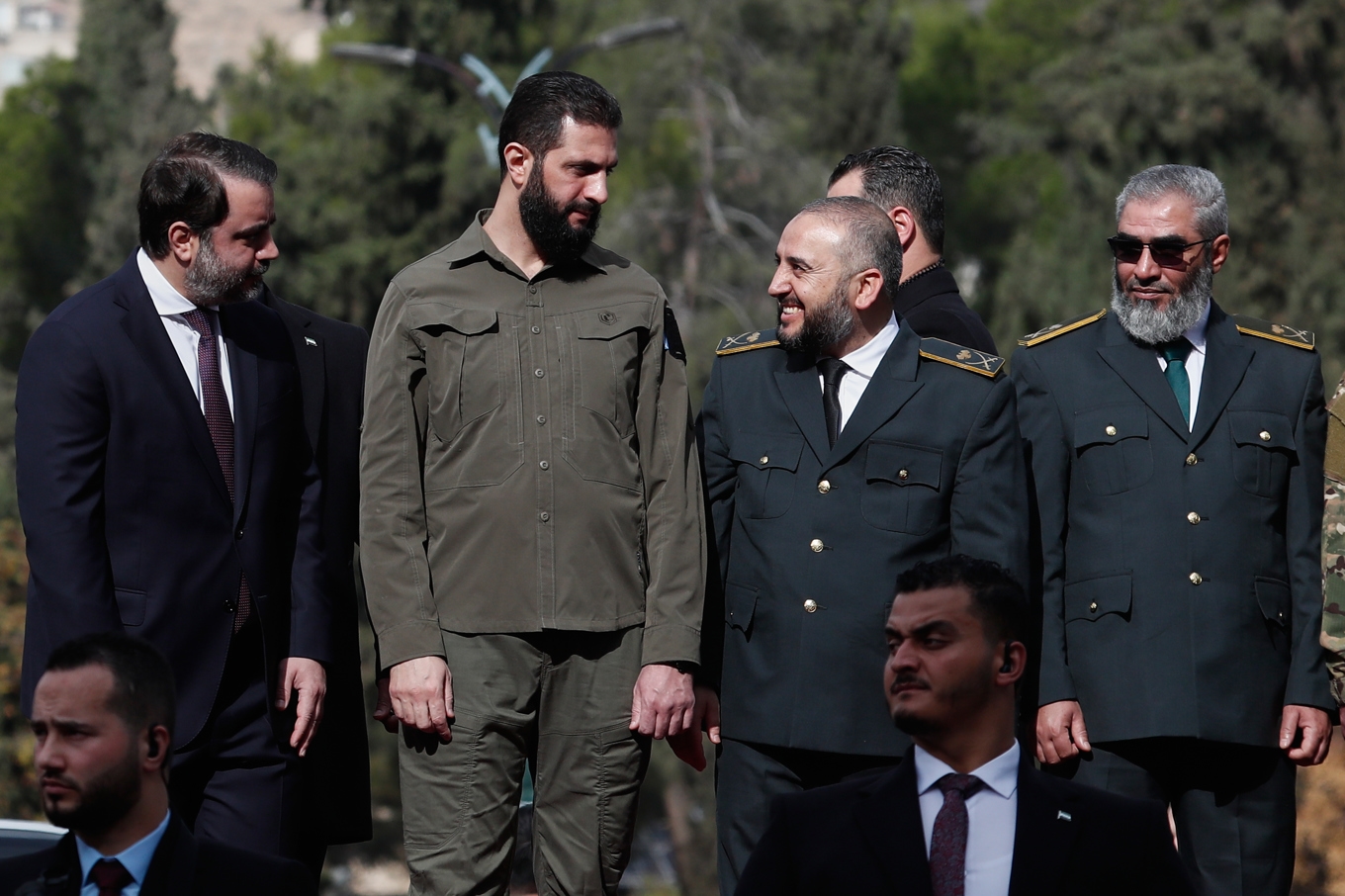Delar av Syriens nya regering, med interimspresident Ahmed al-Sharaa, tvåa från vänster. Arkivbild. Foto: Omar Sanadiki/AP/TT