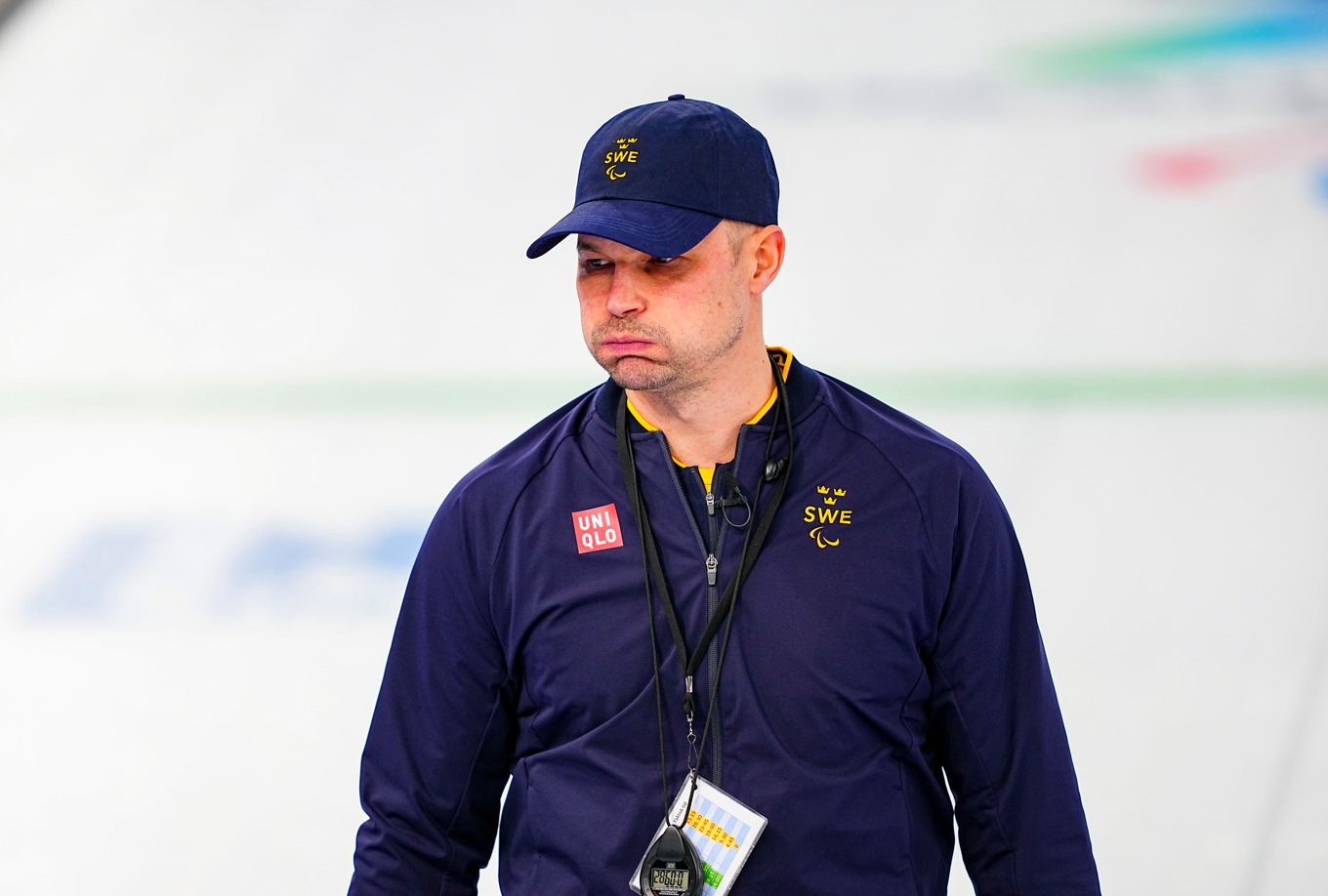 Skippern Viljo Petersson Dahl kan pusta ut. Sveriges mixedlag i curling är nära Paralympics-semifinal efter en rysarseger mot Slovakien. Foto: Magnus Lejhall/Parasport Sverige/TT/TT