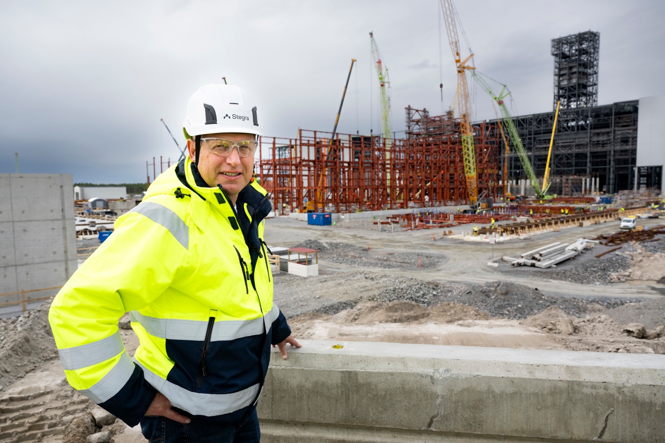 Stegras vd Henrik Henriksson framför bygget av det nya stålverket i Boden. Bilden tagen sommaren 2025. Foto: Pontus Lundahl/TT