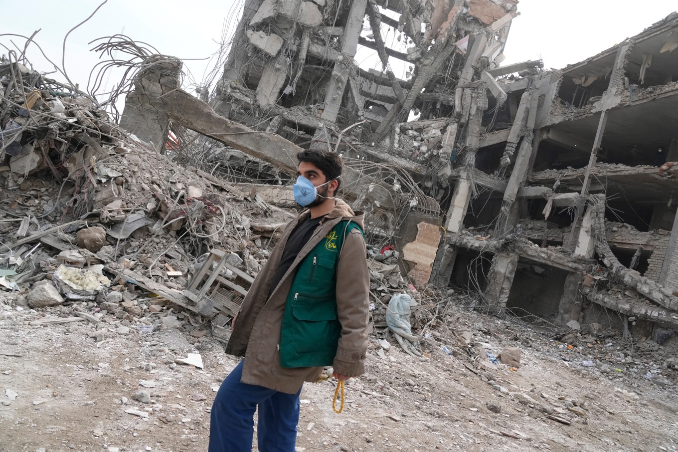 En frivillig räddningsarbetare utanför ett bostadshus i Teheran som träffades under ett anfall i söndags. Bilden togs på torsdagen. Foto: Vahid Salemi/AP/TT