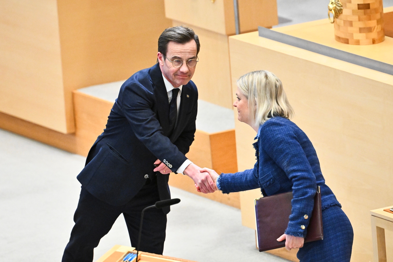 Statsminister Ulf Kristersson (M) och Socialdemokraternas partiledare Magdalena Andersson (S) under en frågestund i riksdagen i februari. Foto: Claudio Bresciani/TT