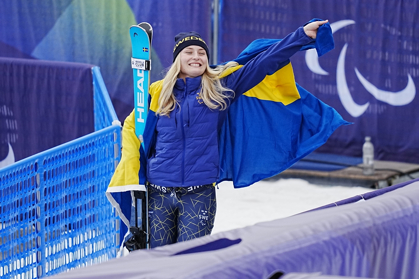 Ebba Årsjö jublar över sitt tredje guld i Paralympics. Foto: Björn Larsson Rosvall/TT