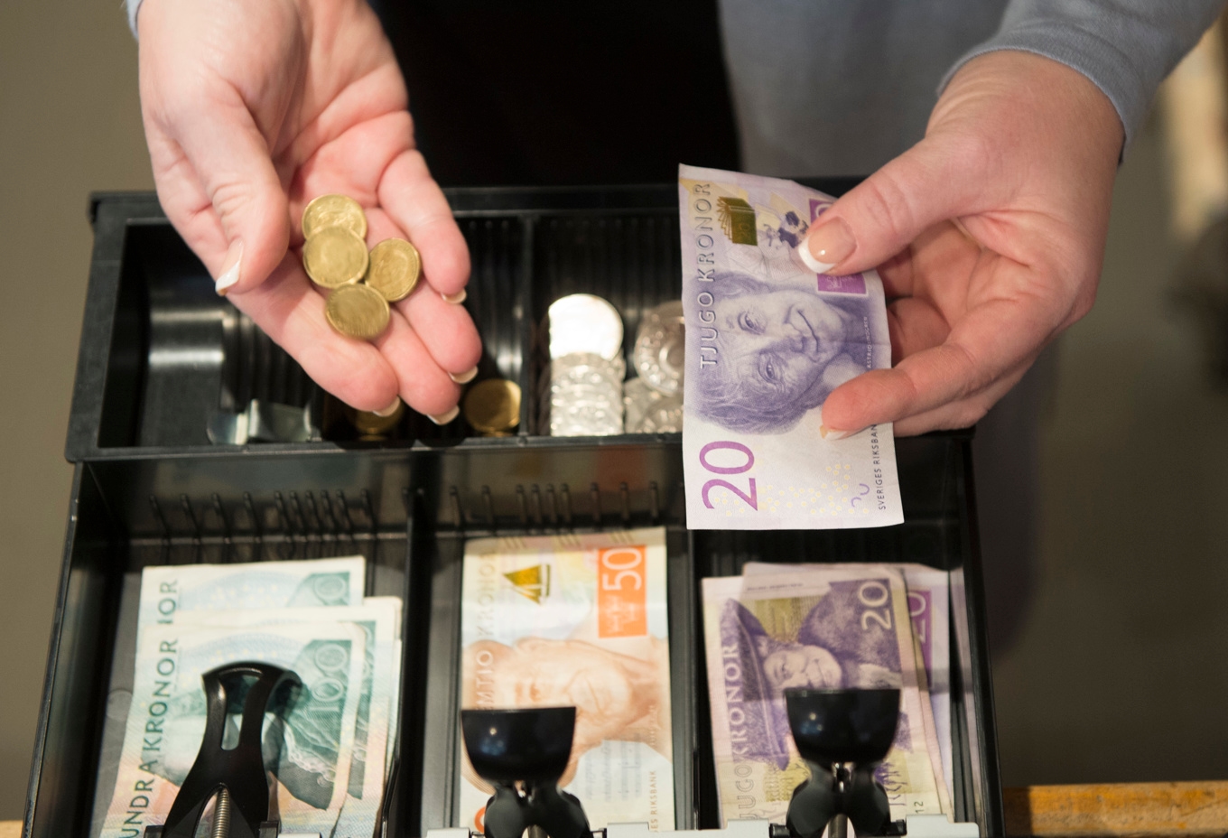 En gräns på 10 000 kronor föreslås av Riksbanken när det gäller kontantköp inom handeln. Arkivbild. Foto: Fredrik Sandberg/TT