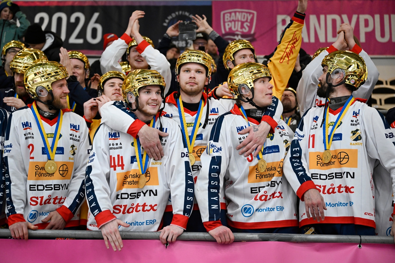 Albin Bysell Söderkvist i mitten på främre raden firade SM-guldet med Edsbyn. Foto: Jessica Gow/TT