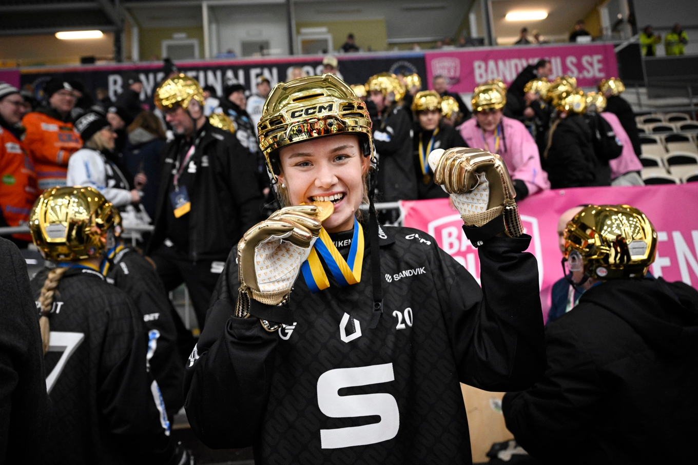 Tilda Ström biter i sin guldmedalj och firar SM-guldet efter segern i damernas SM-final i bandy mot Villa-Lidköping (6–2) i Västerås. Foto: Jessica Gow/TT