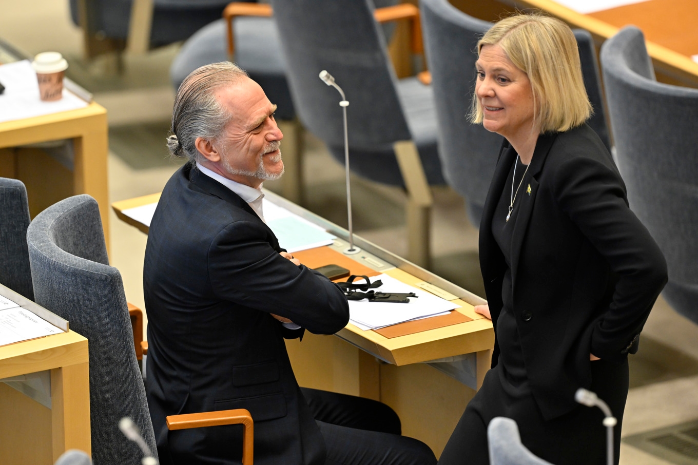 Daniel Helldén (MP) och Magdalena Andersson (S) i riksdagen. Arkivbild. Foto: Henrik Montgomery/TT