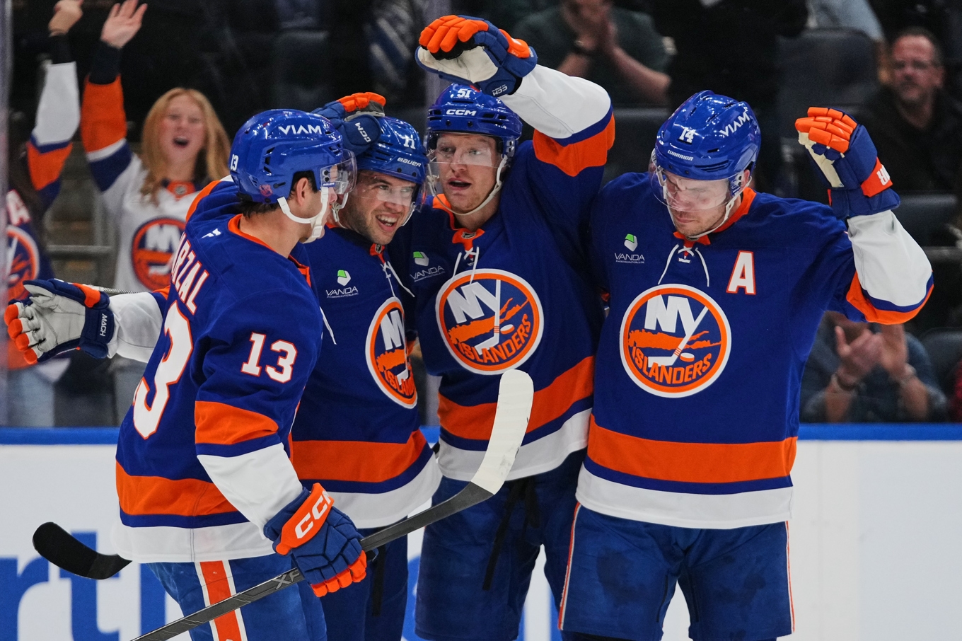 New York Islanders Emil Heineman (51) firar med lagkamrater efter ett av sina mål. Foto: Frank Franklin/AP/TT