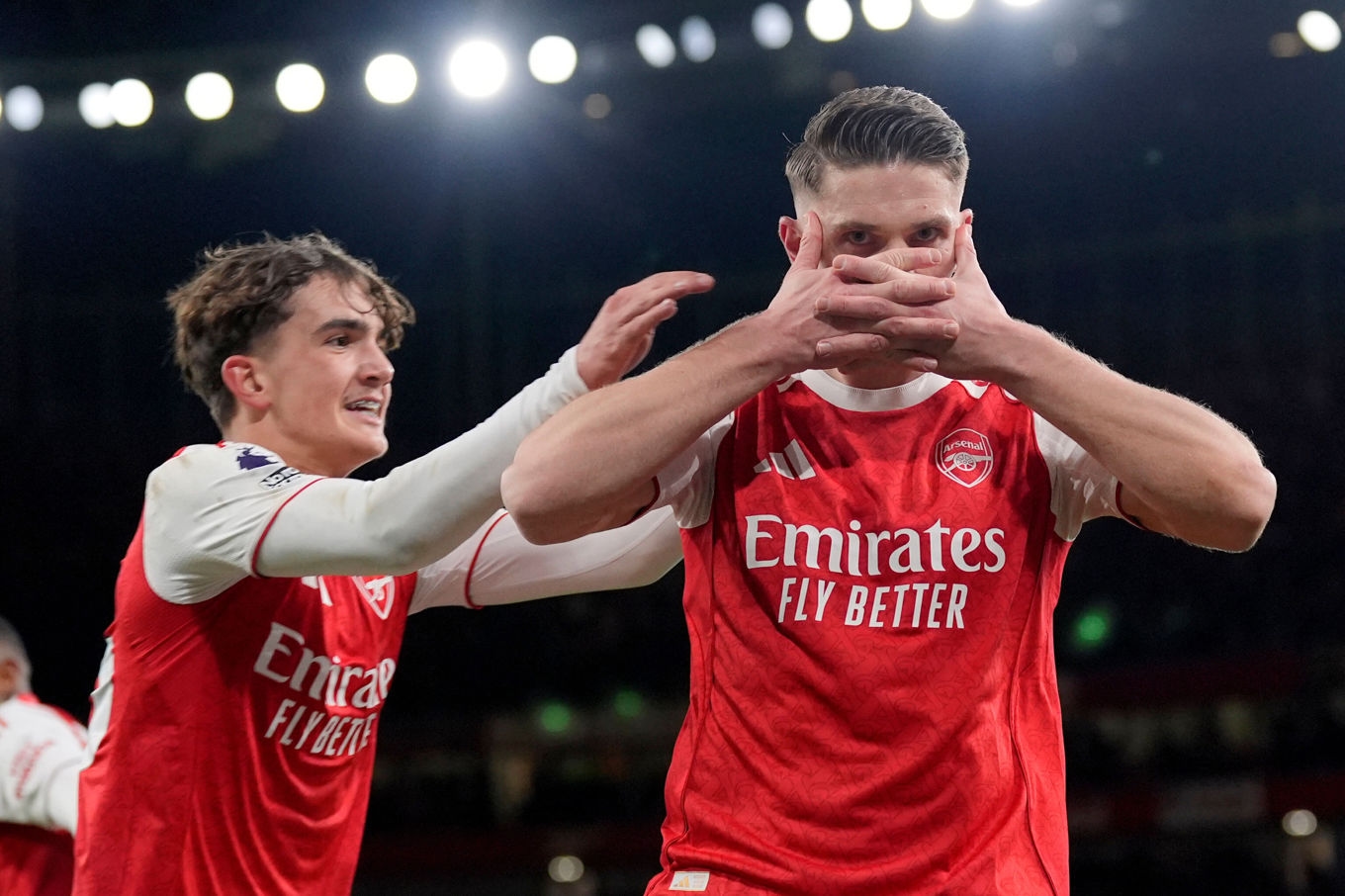 Viktor Gyökeres, höger, gratuleras av Max Dowman efter sitt avgörande 1–0-mål hemma mot Everton. Några minuter senare skrev 16-åringen Dowman in sig i Premier League-historien med sitt 2–0-mål. Foto: Andrew Matthews /AP/TT