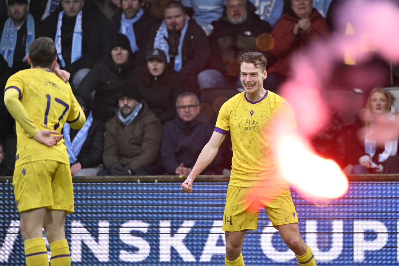 Pyroteknik kastas in samtidigt som Mjällbys Villiam Granath jublar efter att ha gjort 4–0 under kvartsfinalen mot Malmö FF i svenska cupen. Foto: Johan Nilsson/TT