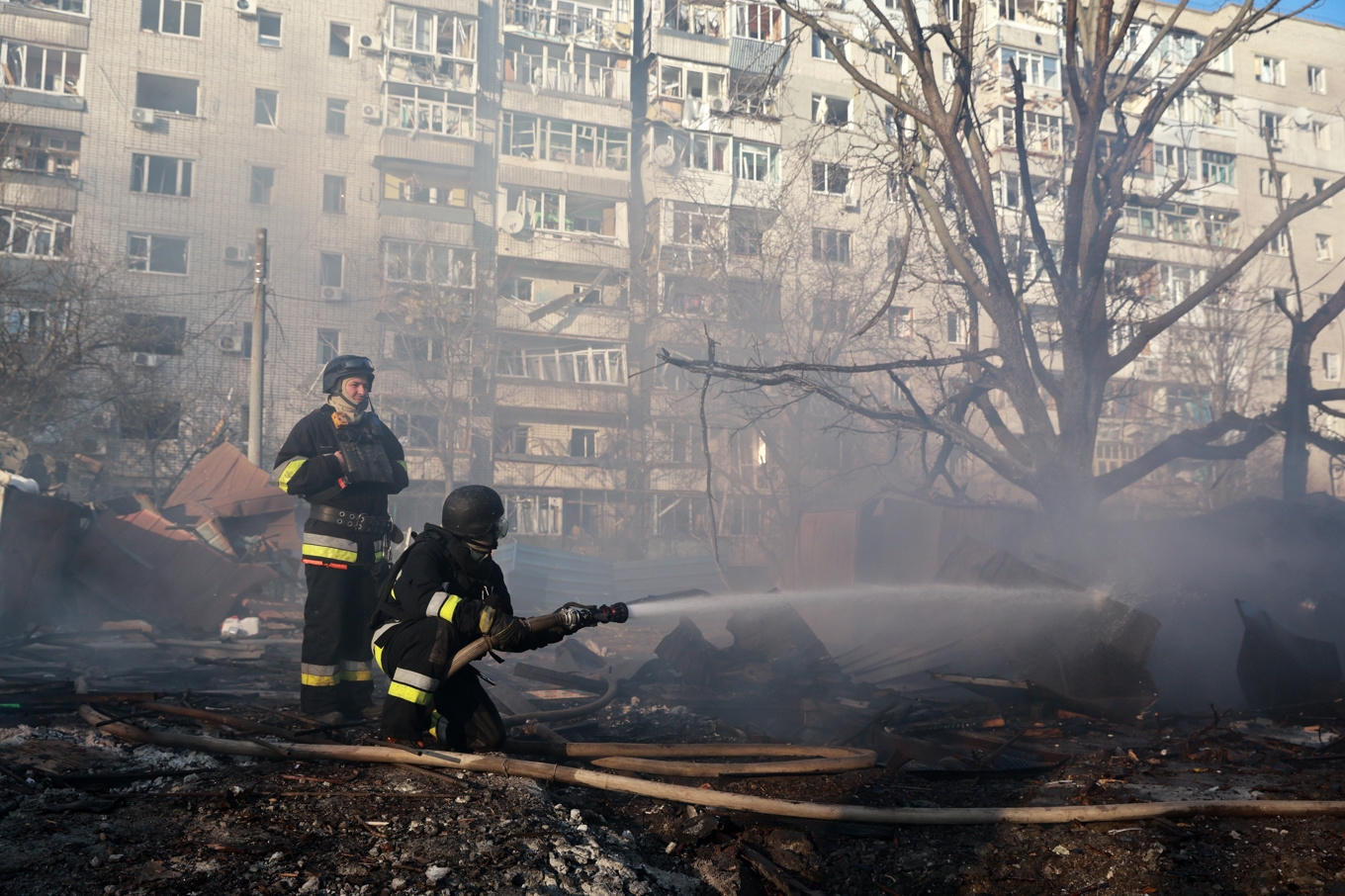 Brandmän bekämpar bränder i ett bostadsområde i Zaporizjzja efter lördagseftermiddagens ryska attacker. Foto: Kateryna Klochko /AP/TT