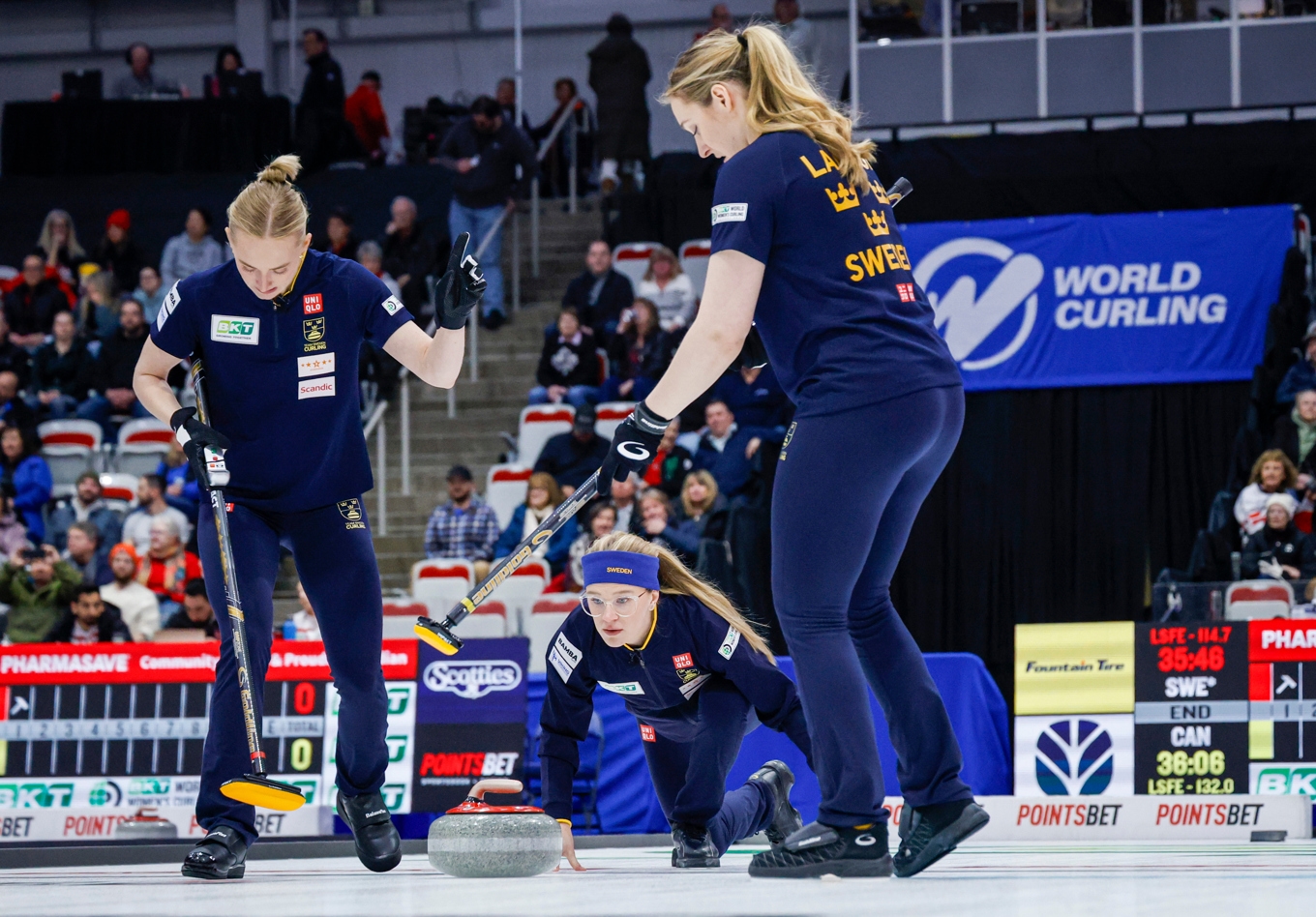 Sveriges Isabella Wranå (i mitten), Linda Stenlund (vänster) och Maria Larsson under tidigare VM-match i Calgary. Foto: Jeff McIntosh/AP/TT