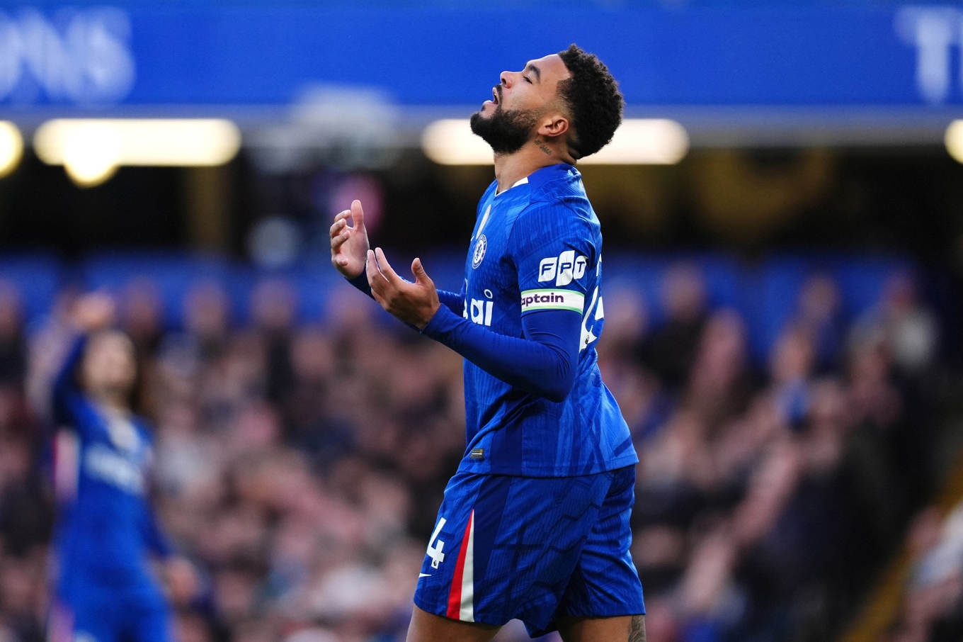 Chelsea, här lagkaptenen Reece James, straffas med rekordböter av Premier League. Foto: John Walton /AP/TT