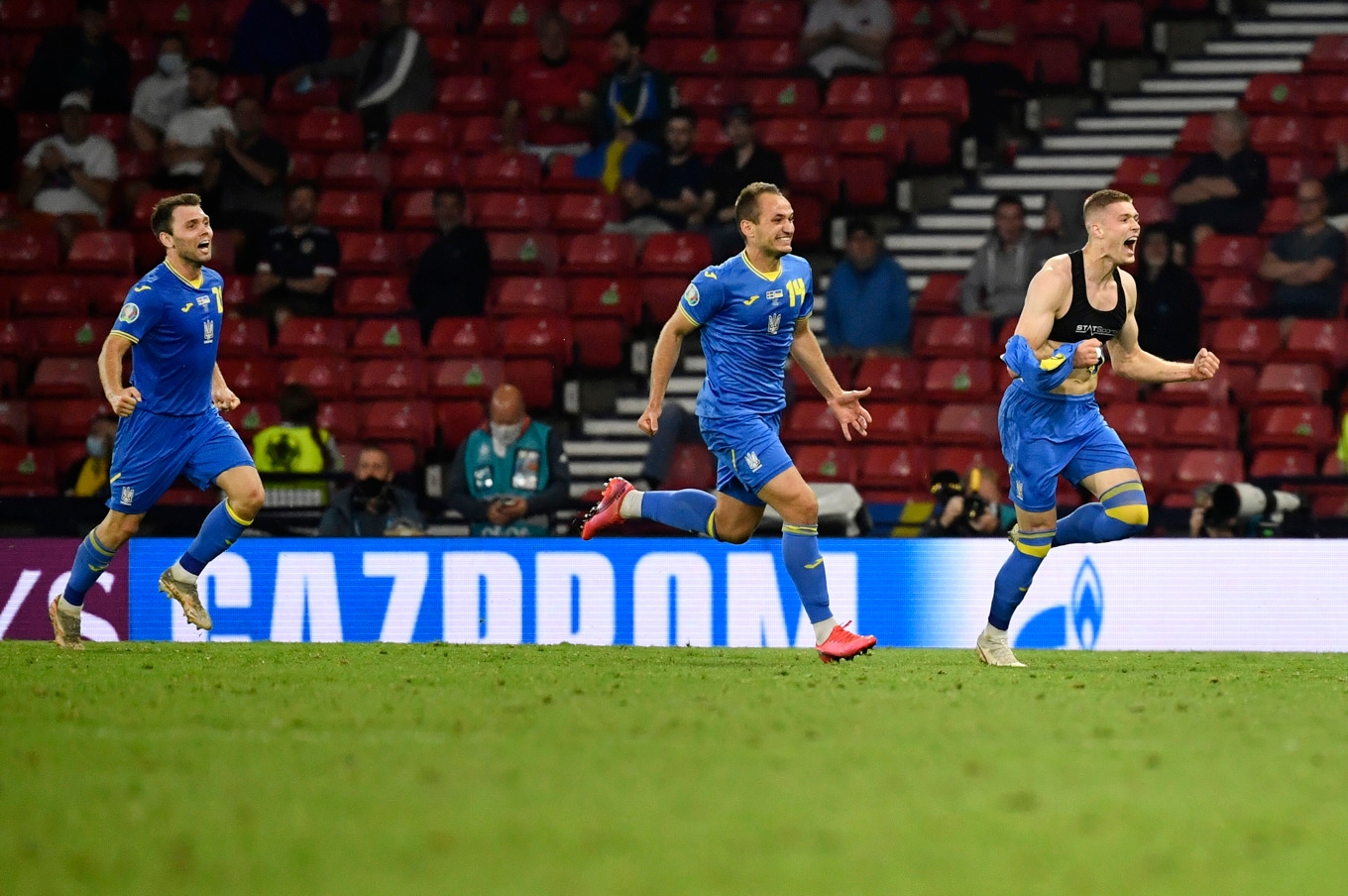 Artem Dovbyk, längst till höger, nickade Sverige ur fotbolls-EM 2021. Men nu är Roma-anfallaren skadad och saknas i den ukrainska truppen till playoffsemifinalen mot Sverige nästa vecka. Foto: Erik Simander/TT
