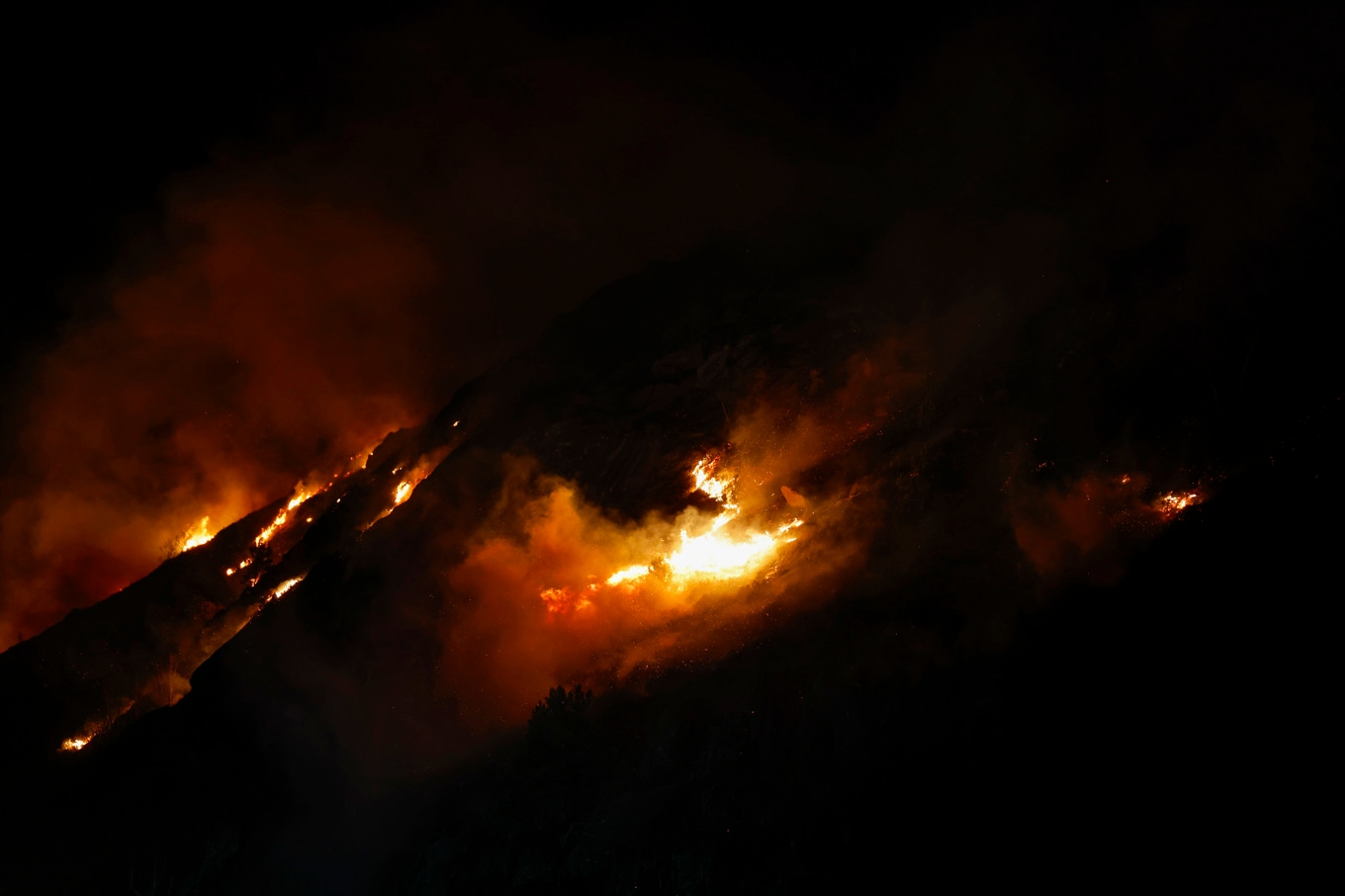 En stor skogsbrand härjar vid staden Ålesund i Norge. Foto: Svein Ove Ekornesvåg/NTB/TT