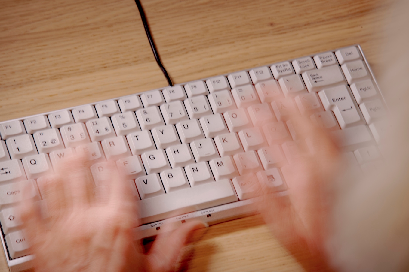 Genom att tänka på hur de skulle skriva på tangentbord så aktiverades delar av hjärnan hos två delvis förlamade personer. Genom ett gränssnitt blev tanken skrift. Arkivbild. Foto: Tim Aro/TT