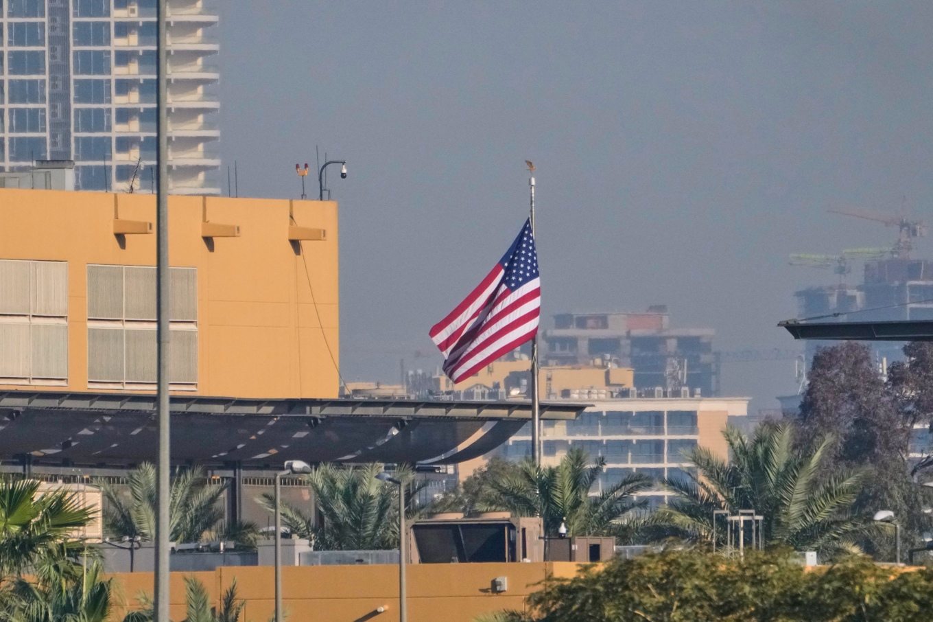 USA:s ambassad i irakiska Bagdad har blivit en närmast daglig måltavla för attacker. Foto: Hadi Mizban/AP/TT