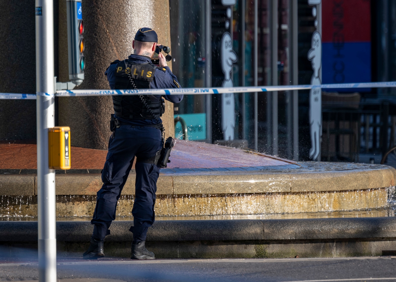 Polis och avspärrningar på Södra Förstadsgatan vid Triangeln i Malmö efter larm om ett misstänkt farligt föremål på tisdagen. Foto: Johan Nilsson / TT