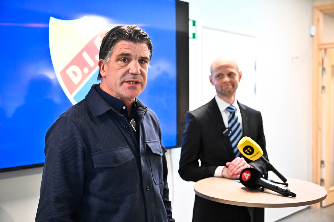 Djurgårdens avgående sportchef Bosse Andersson och ordföranden Erik Gozzi, till höger, under onsdagens presskonferens. Foto: Christine Olsson/TT
