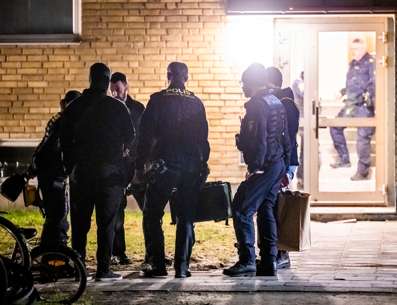 Polisens bombtekniker och kriminaltekniker på plats i Arlöv. Foto: Johan Nilsson/TT