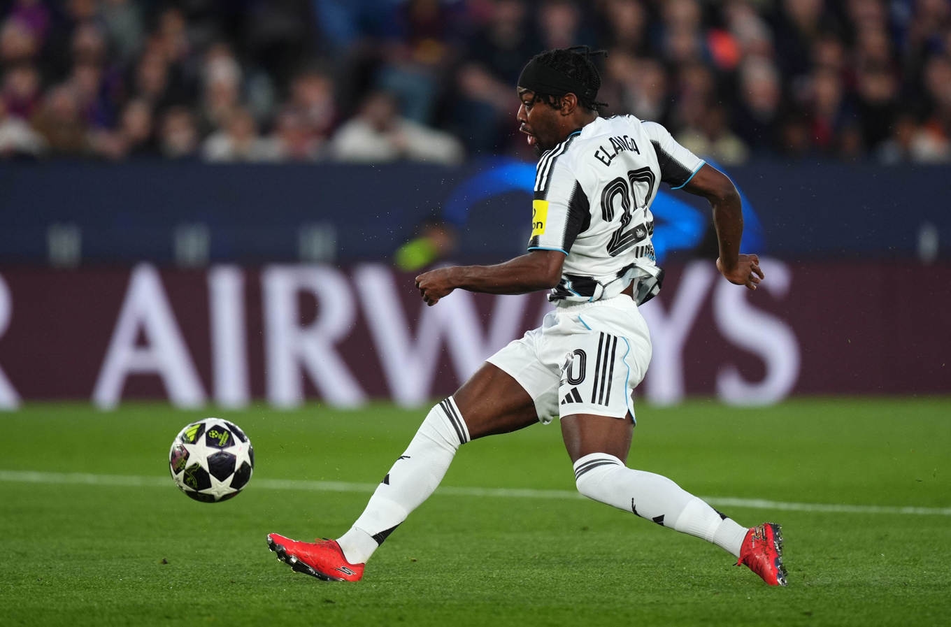 Anthony Elanga gjorde Newcastles två mål i förlusten mot Barcelona. Foto: Mike Egerton/AP/TT