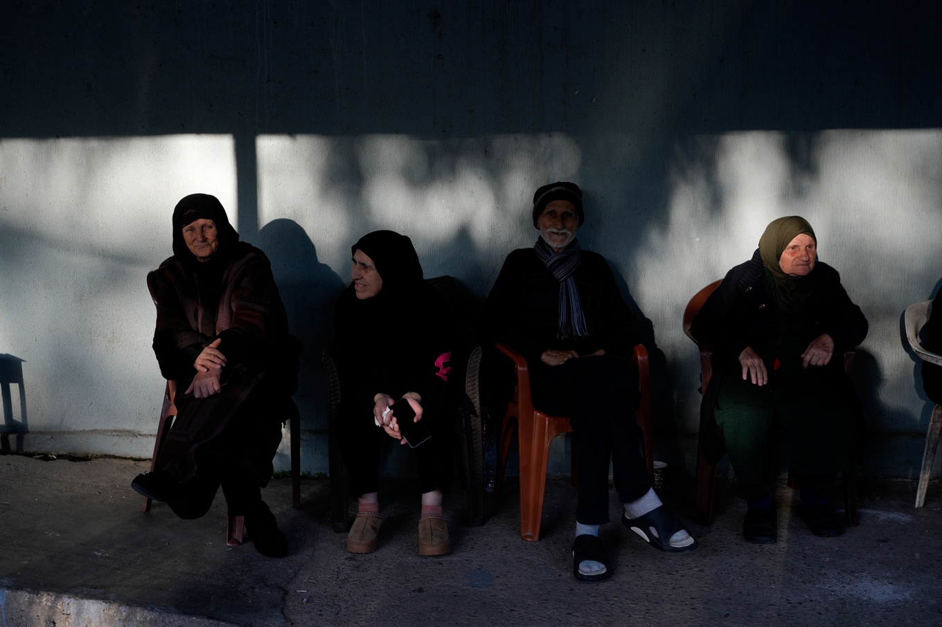 Människor på flykt undan de israeliska attackerna mot Libanons huvudstad Beirut. Bild från tisdagen. Foto: Hussein Malla/AP/TT