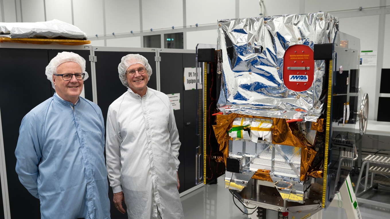 Fredrik Sjöberg och Joakim Kugelberg vid OHB, framför en satellit liknande de som ingår i programmet EPS-Sterna. Foto: Anders Wiklund/TT