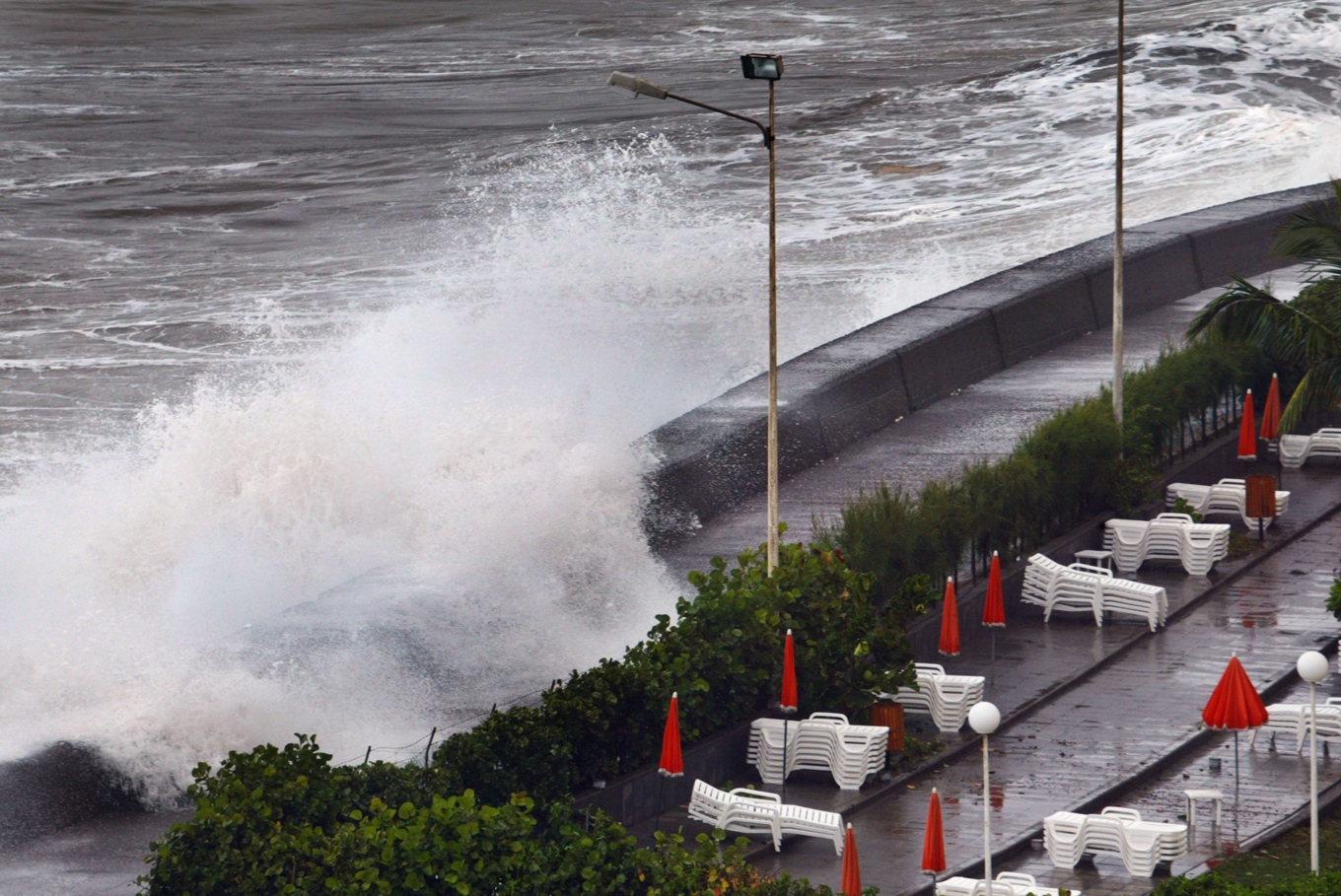 Höga vågor under en tidigare storm på Kanarieöarna, här Arguineguin på Gran Canaria. Arkivbild. Foto: Lise Åserud/NTB/TT