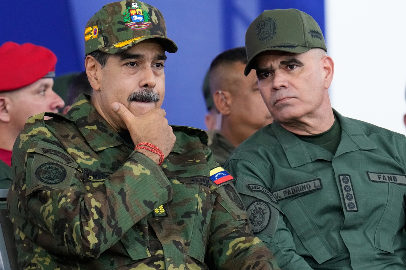 Venezuelas tidigare president Nicolás Maduro (till vänster), som störtades av USA den 3 januari, med den nu sparkade försvarsministern Vladimir Padrino López under en politiskt möte i Caracas i november i fjol. Foto: Ariana Cubillos/AP/TT