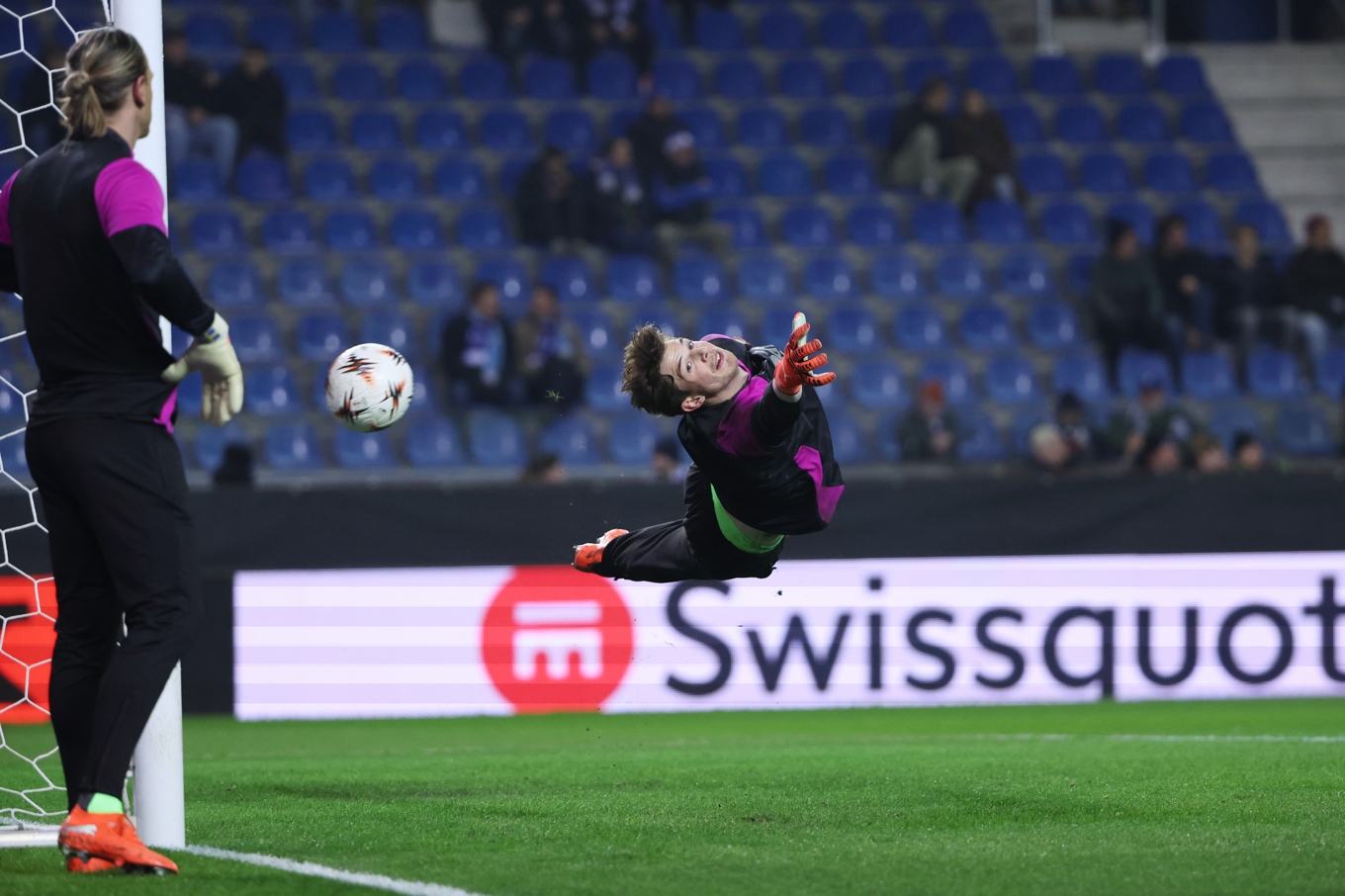 Tidigare Malmö FF-spelaren Melker Ellborg, 22, är en av tre målvakter i den svenska truppen till VM-playoffsemifinalen mot Ukraina nästa vecka. Arkivbild. Foto: Omar Havana/AP/TT