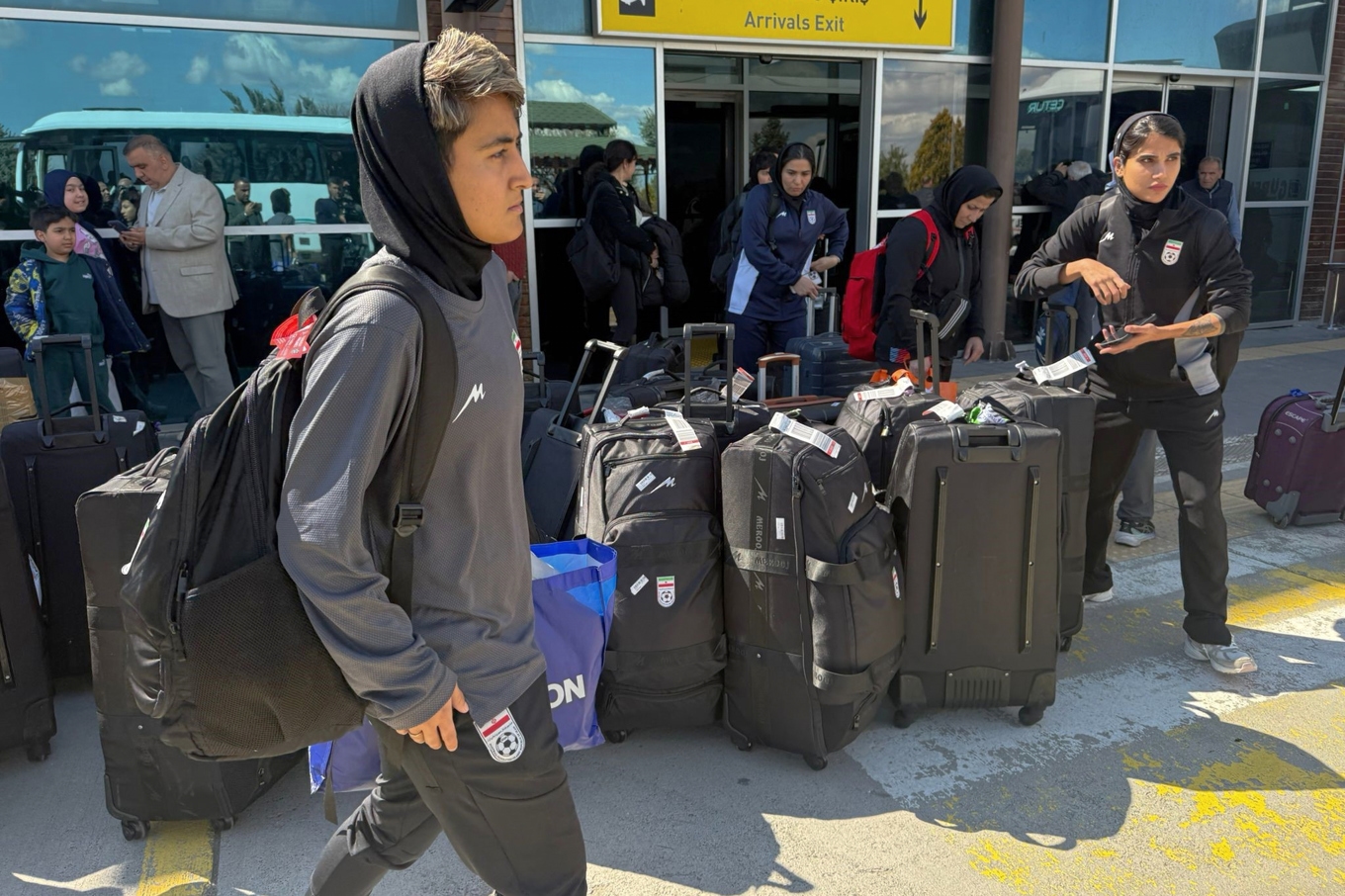 Spelare från Irans fotbollslandslag när de landade i Turkiet på tisdagen. De tog sig sedan in i Iran landvägen via den turkiska gränsen. Foto: Sebahattin Yum/AP/TT