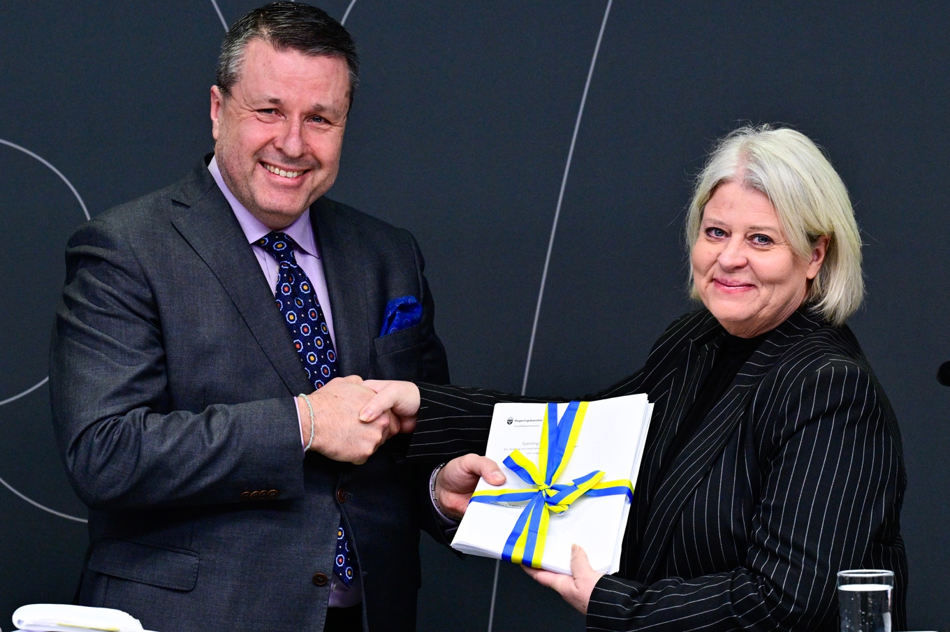 Socialtjänstminister Camilla Waltersson Grönvall (M) tar emot slutredovisningen från den nationella samordnaren Thomas Ardenfors. Arkivbild. Foto: Jonas Ekströmer/TT