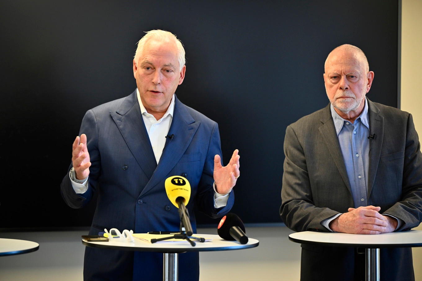 Advokaten Johan Eriksson, som företräder barnflickan, och Sonny Björk, tidigare polis och kriminaltekniker håller pressträff om Knutbyfallet på fredagen. Foto: Anders Wiklund/TT
