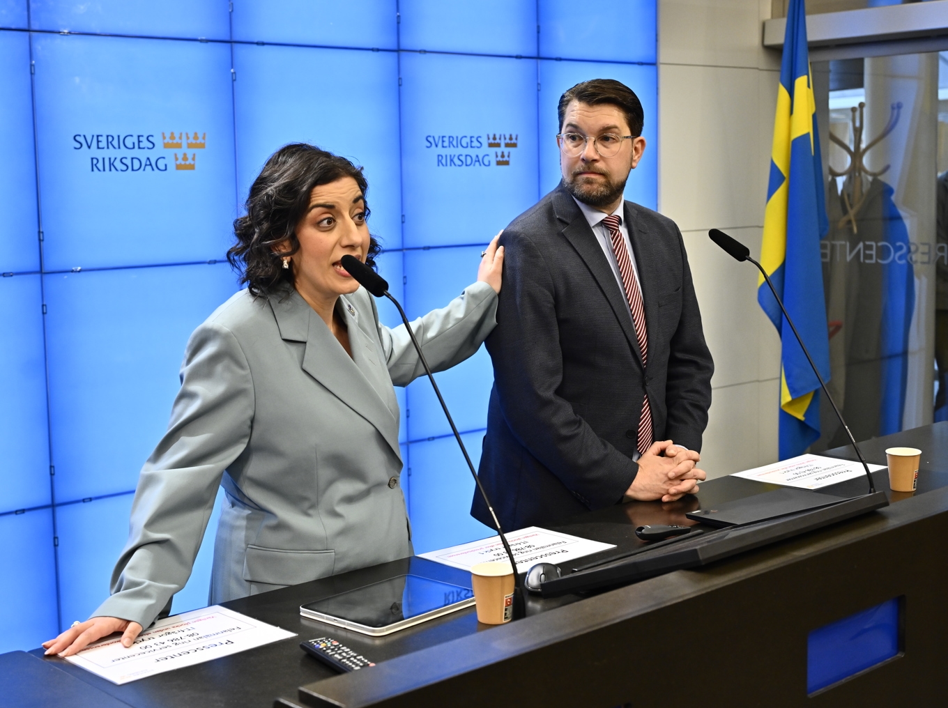 Liberalernas partiledare Simona Mohamsson (L) och Sverigedemokraternas Jimmie Åkesson (SD) på en pressträff i Riksdagens presscenter den 13 mars. Foto: Anders Wiklund/TT