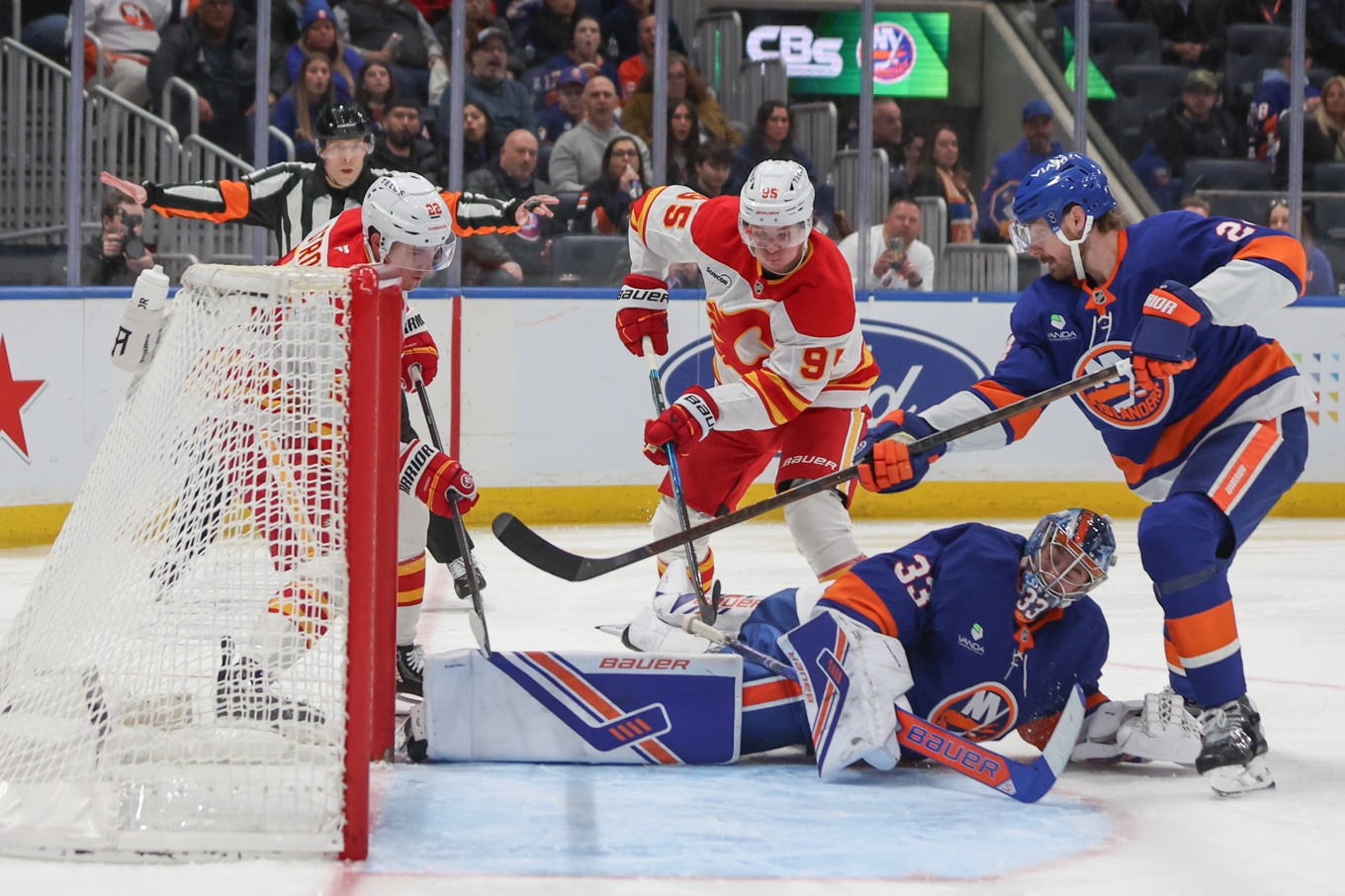 Calgarys Victor Olofsson (mitten) under en match i förra veckan. Foto: Heather Khalifa/AP/TT