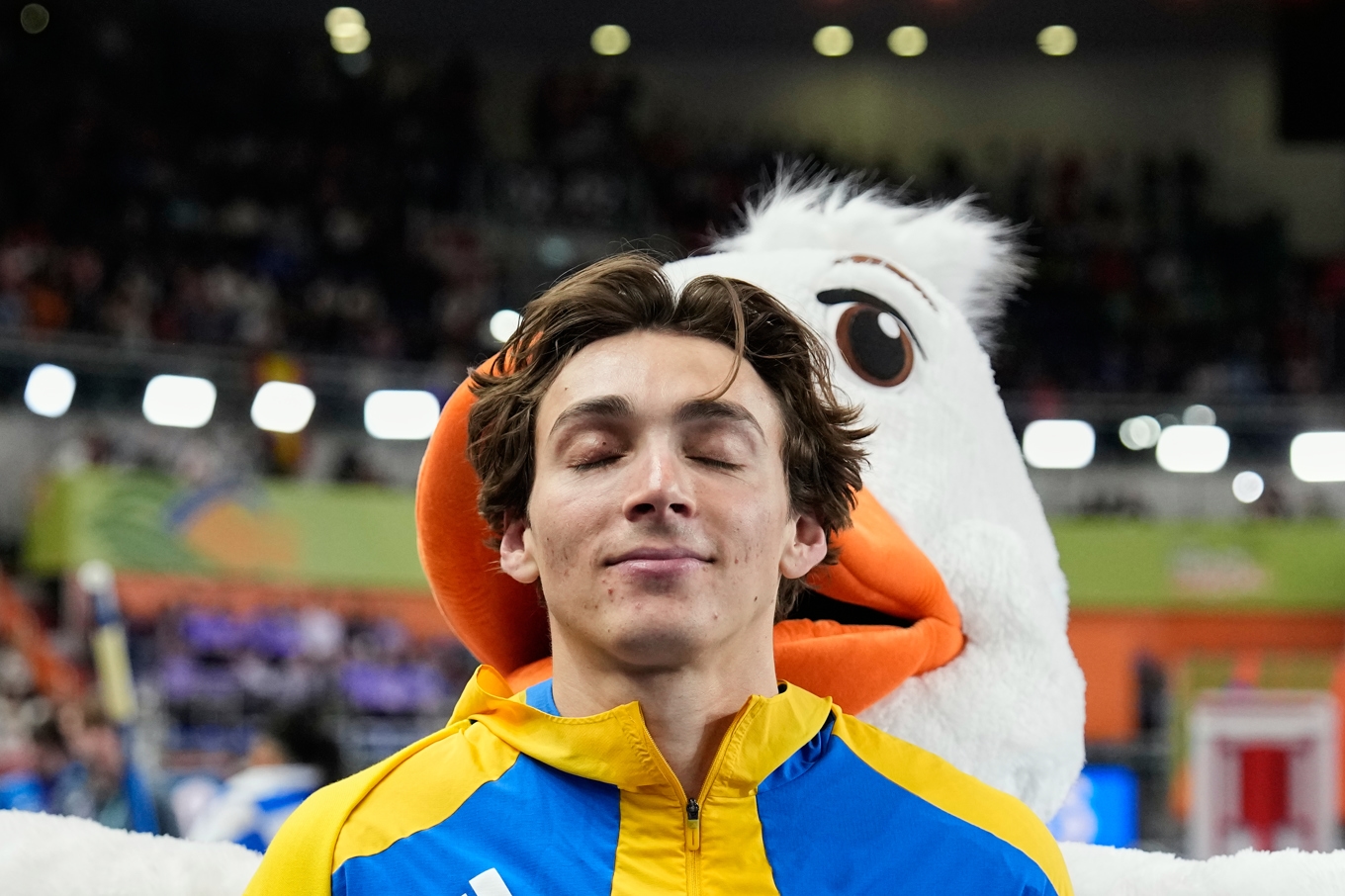 Armand Duplantis efter stavhoppsguldet på inomhus-VM i Torún, Polen. Foto: Matthias Schrader/AP/TT