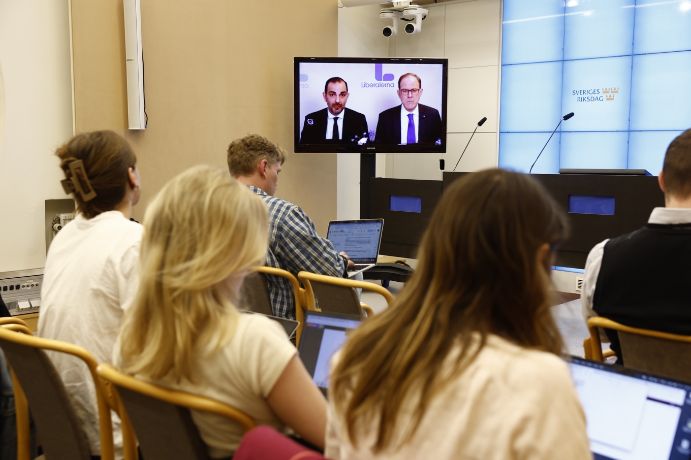 Liberalernas extrainsatta landsmöte på en skärm i riksdagens presscenter. Foto: Stefan Jerrevång/TT