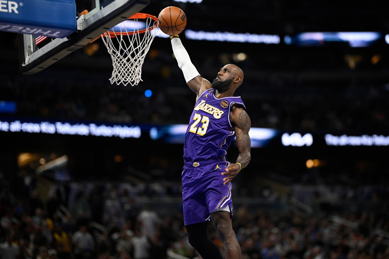 Los Angeles LeBron James gör poäng under sin historiska 1 612:e match. Foto: Phelan M. Ebenhack/AP/TT