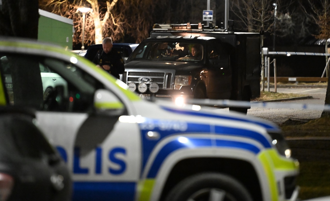 Tekniker arbetar under natten mot söndagen efter att en skottlossning inträffat i Örebro på lördagskvällen. Foto: Pontus Stenberg/TT