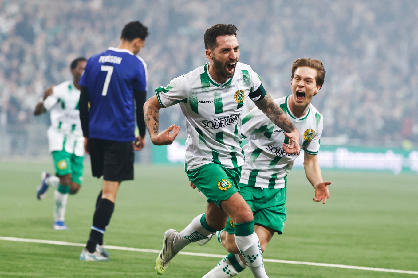 Hammarbys Nahir Besara (vänster) och Oscar Steinke Brånby jublar efter 3–3-målet i förlängningen. Foto: Stefan Jerrevång/TT