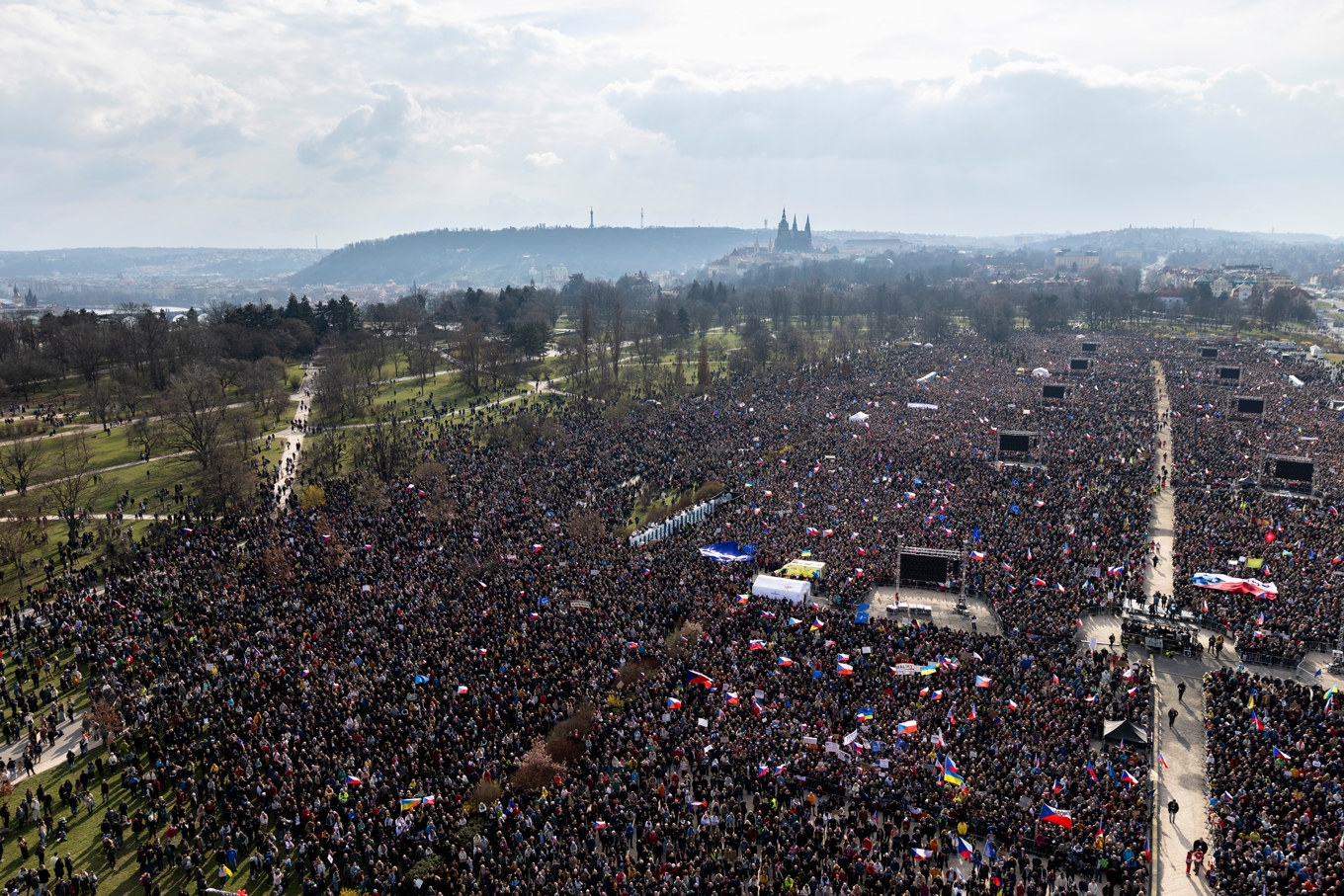 Omkring 200 000 människor var på plats under lördagens demonstration i Prag, enligt organisatören. Foto: Michal Turek /AP/TT